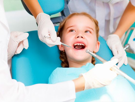 Niña en consulta odontológica